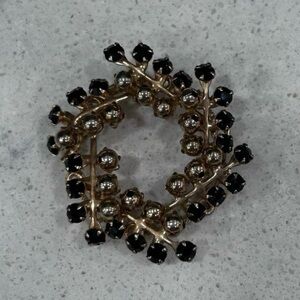 Vintage Wreath Brooch
Women's OS Gold-tone & Black Faceted Rhinestones Prong Set
